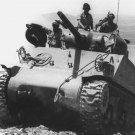 Todennäköisesti B-komppanian 82. Psvpatl/7. PsPr 75mm M3 Sherman etenemässä 1956 sodan lähtöasemiin Todennäköisesti B-komppanian 82. Psvpatl/7. PsPr 75mm M3 Sherman etenemässä 1956 sodan lähtöasemiin