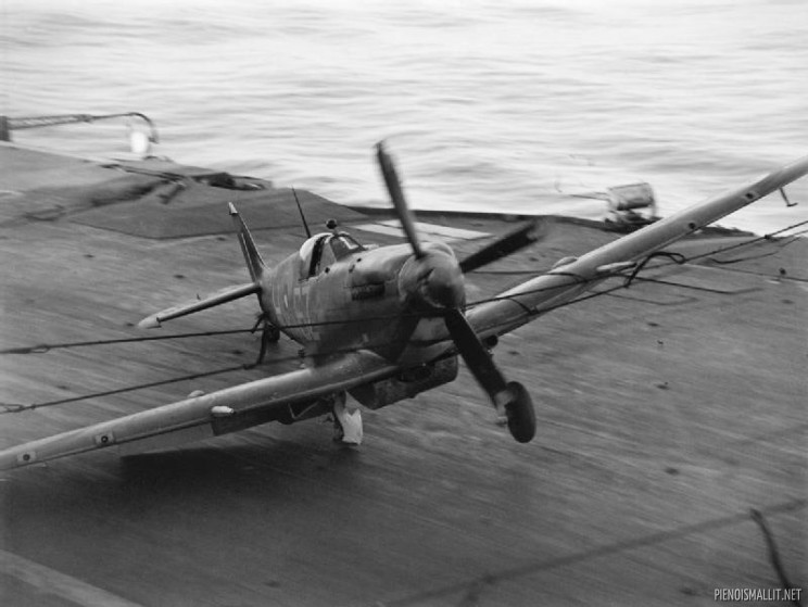 887. MeriLeLv:n F Mk.III Seafire tai 894. MeriLeLv:n L Mk.III Seafire osuu HMS Indefatigable:n suojaesteeseen pitkäksi menneessä laskeutumisessa, Pangkalan Brandan lentokentille ja öljynjalostamoon Sumatralla 4.1.1945 tapahtuneen iskun jälkeen. Huom! "Slipper" pudotettava lisäpolttoainesäiliö ja katkennut oikea laskuteline.