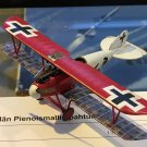 Nätti 1/72 Albatros D.Va. Hienoa työtä. Nämä kangaspuukoneet ovat varsin vaativia aivan erityisesti pikkumittakaavassa rikinsä takia. Albatrosinkin riki on aika vaativa eikä tuo Lozenge-kuviokaan ihan helppo ole, vaikka pinta-alat ovatkin pieniä. Nätti 1/72 Albatros D.Va. Hienoa työtä. Nämä kangaspuukoneet ovat varsin vaativia aivan erityisesti pikkumittakaavassa rikinsä takia. Albatrosinkin riki on aika vaativa eikä tuo Lozenge-kuviokaan ihan helppo ole, vaikka pinta-alat ovatkin pieniä.